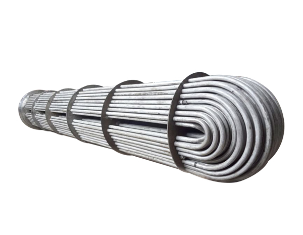 <b>U型管換熱器在換熱器中是唯一適用于高溫、高壓和高溫差的換熱器，特點(diǎn)如下： 1.以U型換熱管尾端的自由浮動(dòng)解決溫度差壓力，可用于高溫差，完全可以代替螺旋板換熱器； 2.只有一塊管板，加之法蘭的數量也少，故結構簡(jiǎn)單而且泄漏點(diǎn)少； 3.可以進(jìn)行抽芯清洗； 4.管板焊縫采用全自動(dòng)管板氬弧焊，美觀(guān)的同時(shí)保證質(zhì)量； 5.管程流速太高時(shí)，將會(huì )對U型彎管段產(chǎn)生嚴重的腐蝕，影</b>