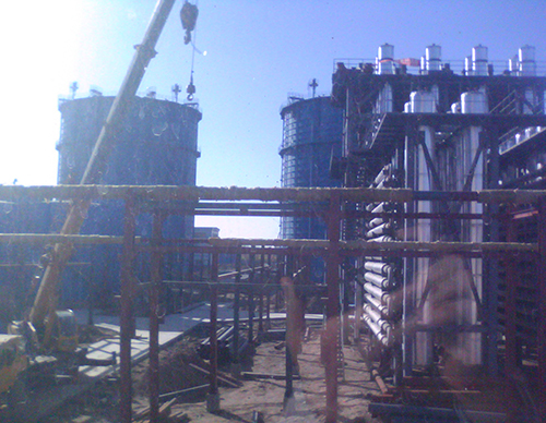 <b>我廠(chǎng)設計的甲酸鈉生產(chǎn)設備由造氣爐、蒸發(fā)器、中轉罐、反應罐等主要部件組成。該設備適用于年產(chǎn)1萬(wàn)噸-3萬(wàn)噸的企業(yè)。 適用于燃料、造紙、保險粉甲酸等行業(yè)。特殊規格可按用戶(hù)需求</b>